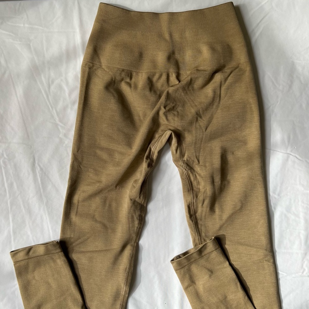 Alphalete Women's Seamless Scrunch Legging Amplify Legging Not Gold (XS)